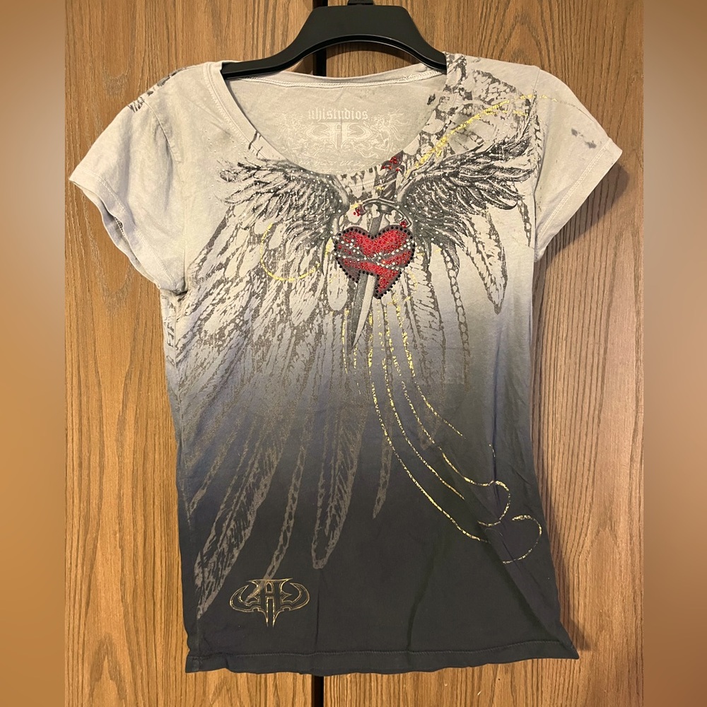 Women’s T-shirt says size large, but fits like a medium